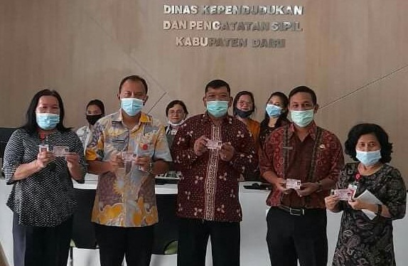 SD Negeri 030323 Bukit Tinggi Terima 39 KIA Dari Dinas Dukcapil Dairi