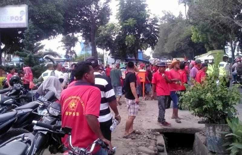 Puluhan Anggota Serikat Petani Simalingkar Bersatu Demo di Kejari Pancur Batu