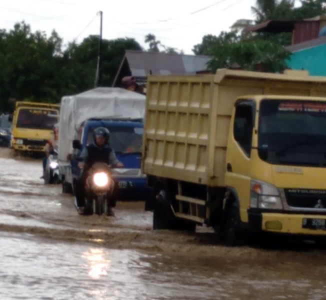 Luapan Air Besar Kebun Marihat PTPN IV  Banjiri Jalan Besar Tanah Jawa, Simalungun