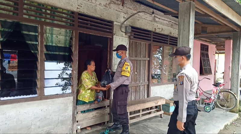 Polres Tapteng Bagikan Takjil dan Sembako kepada Masyarakat Kurang Mampu Terdampak Covid-19