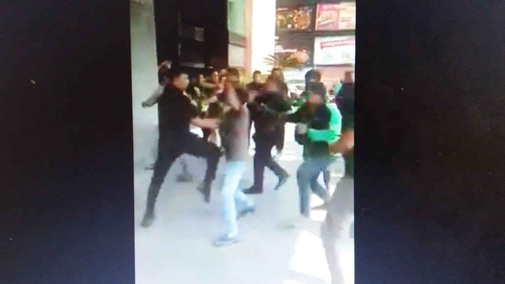 Ini Video Baku Hantam Driver Ojol dengan Satpam Thamrin Plaza, Kapolsek : Diawali Salah Faham