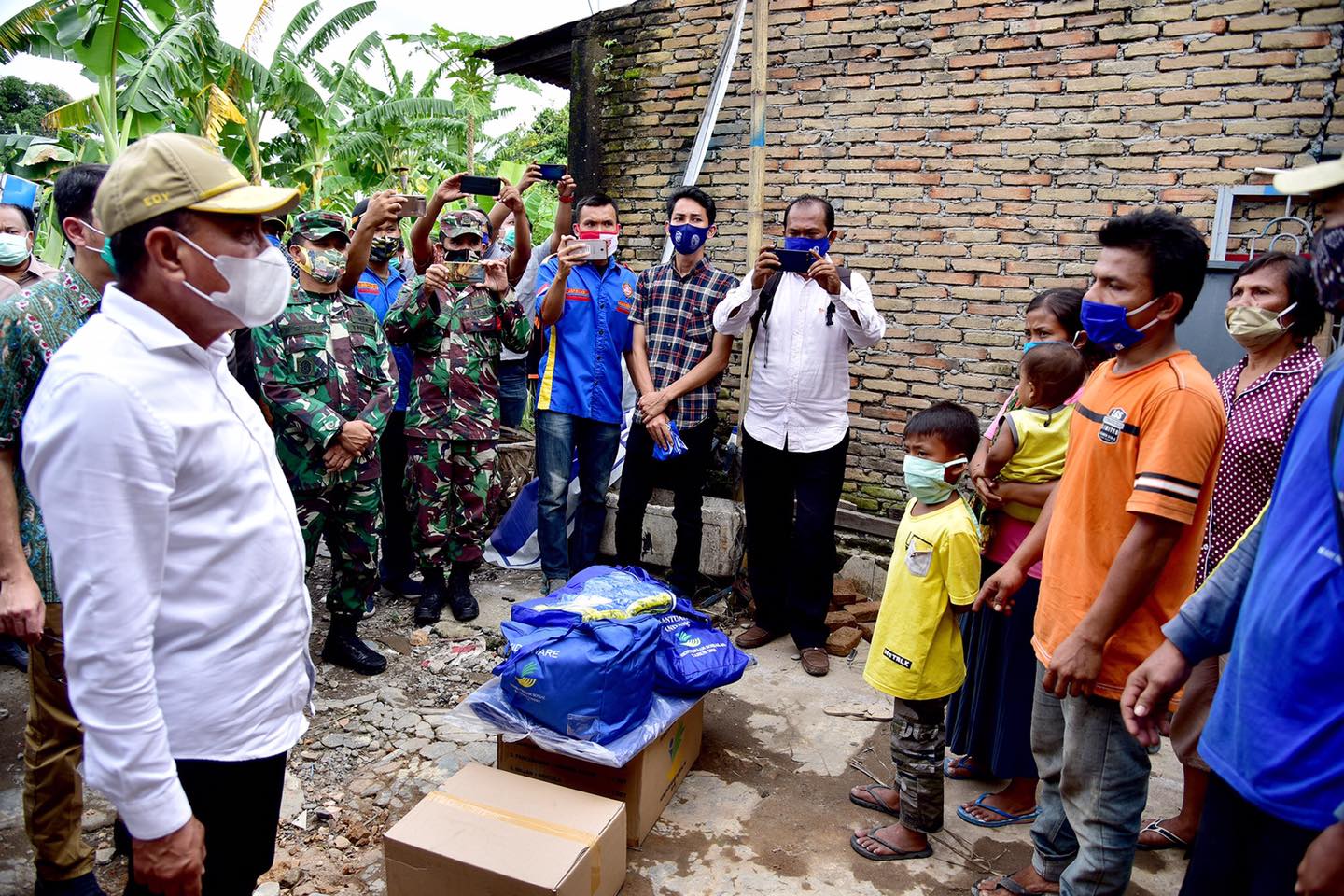 Gubernur Sumut Berikan 115 Paket Sembako untuk Korban Angin Puting Beliung di Deliserdang