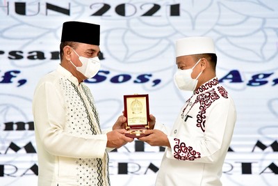 Hadiri Tausiyah Ustaz Dasad Latif Gubernur Tekankan Pentingnya Harmonisasi Ulama dan Umara