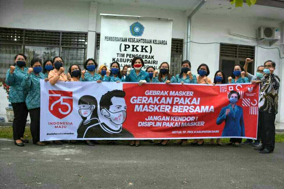 Laksanakan Instruksi Presiden, PKK Dairi Lakukan Gebrak Masker