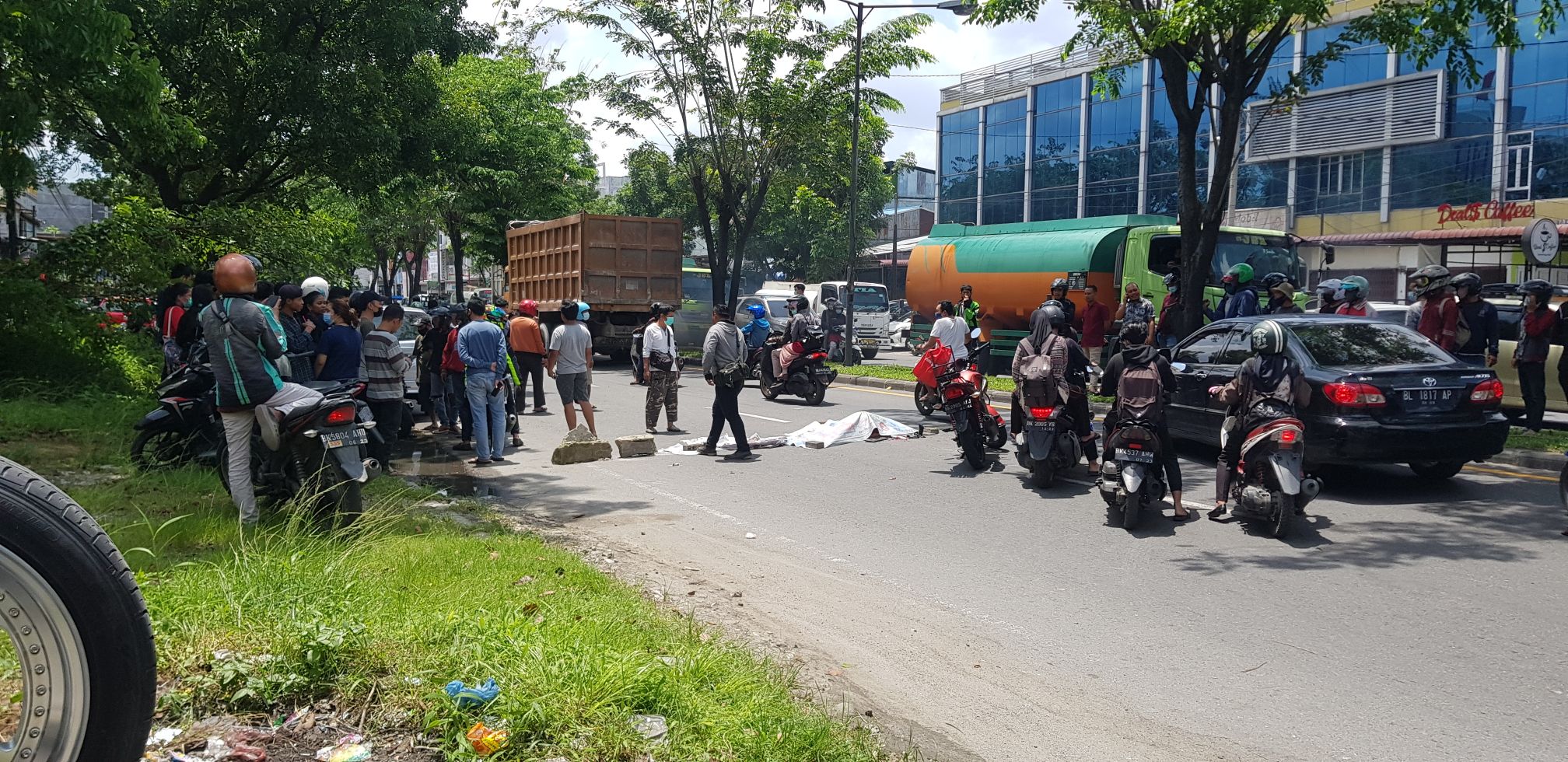 Nenek 70 Tahun Tewas Usai Ditabrak Truk Pengangkut Material di Ring Road Medan