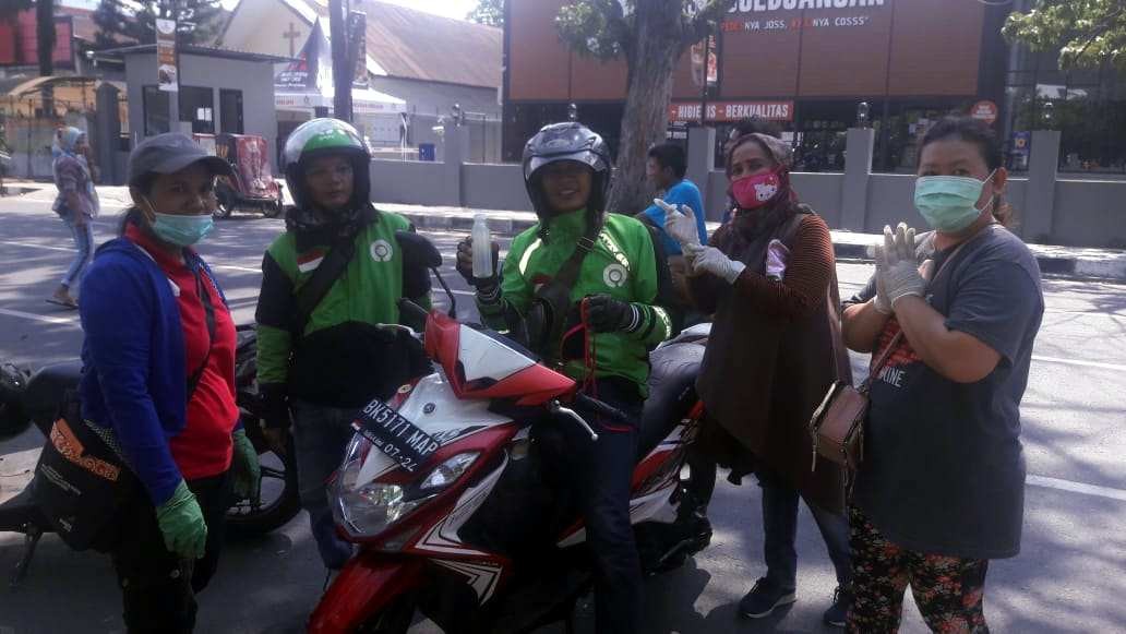 Aksi Sosial Bantu Cegah Covid-19, Srikandi BaraJP Bagikan Masker dan Sanitizer Gratis