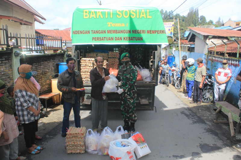 Danbrigif 7 /RR Salurkan Sembako Untuk Masyarakat Berastagi Terdampak  Covid-19 