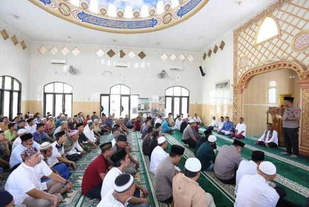 Kapoldasu Sampaikan Pesan Kamtibmas di Mesjid Al Amin dalam Safari Jumat Barokah