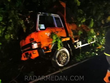 Truk Terbalik di Tikungan Tirtanadi Akibatkan Macet Medan Berastagi Puluhan Kilometer