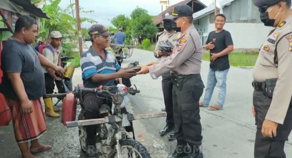 Polsek Sei Kepayang Gelar Bakti Sosial Kepada Masyarakat Terdampak Covid-19