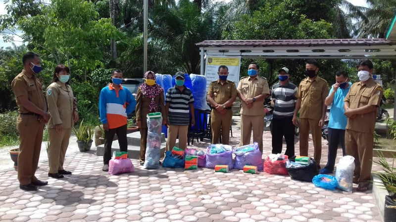 Tanggap Covid-19 Kades Teladan Bagikan Masker, Handsanitaizer dan Serahkan Tong Cuci Tangan 