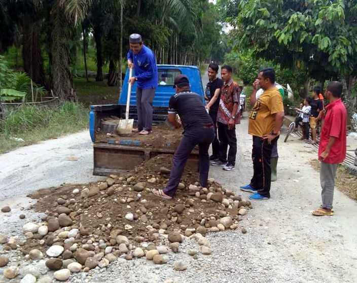 Camat Tinggi Raja Dan Warga Gotong - Royong Perbaiki Jalan Rusak 