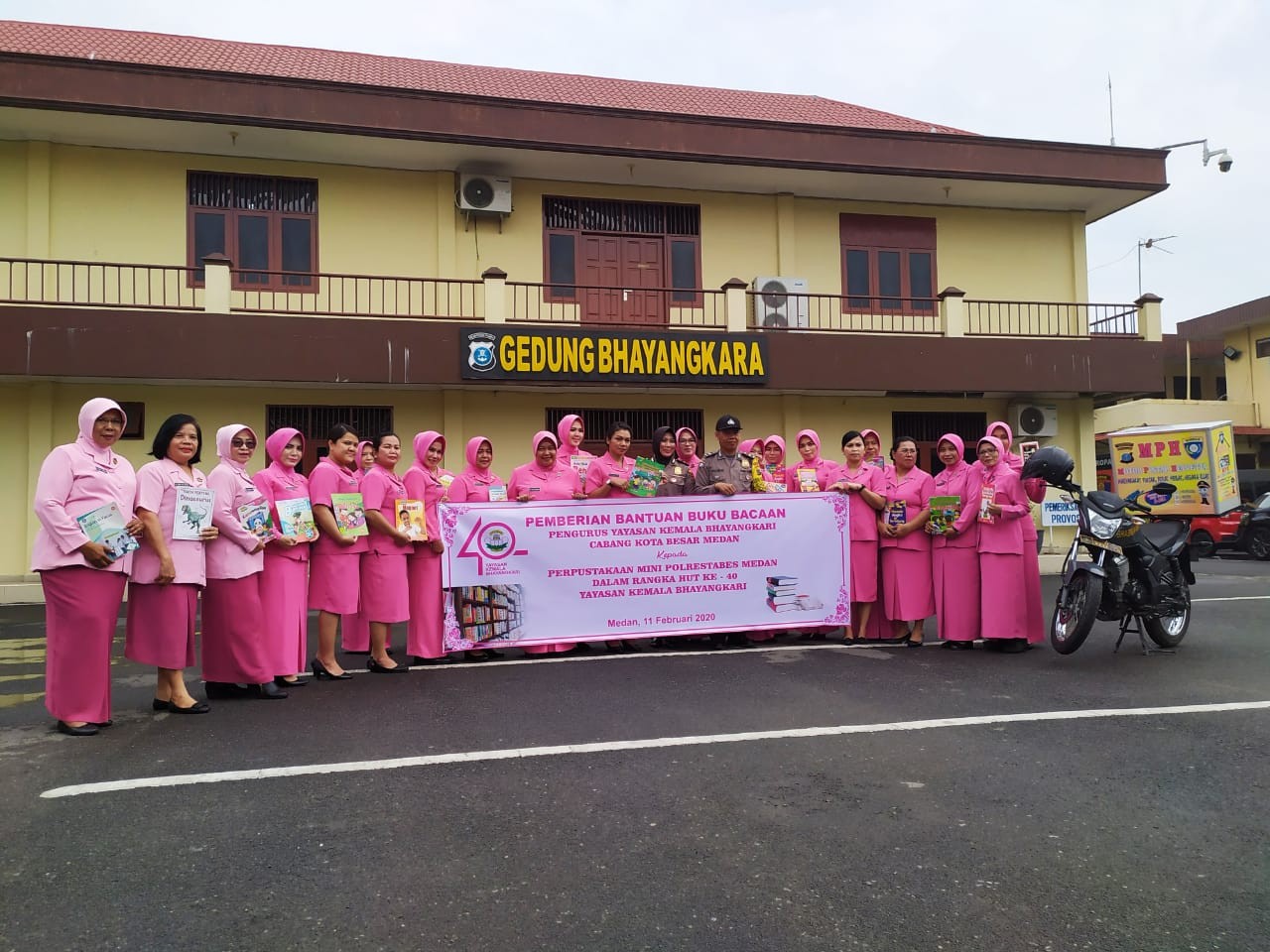 Peringati HUT ke 40, Ketua Bhayangkari Kota Besar Medan Berikan Bantuan Perpustakaan Mini