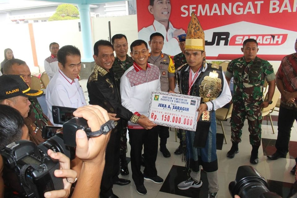 Bupati Simalungun Beri Hadiah 150 Juta Atlit Berprestasi Jeka Saragih