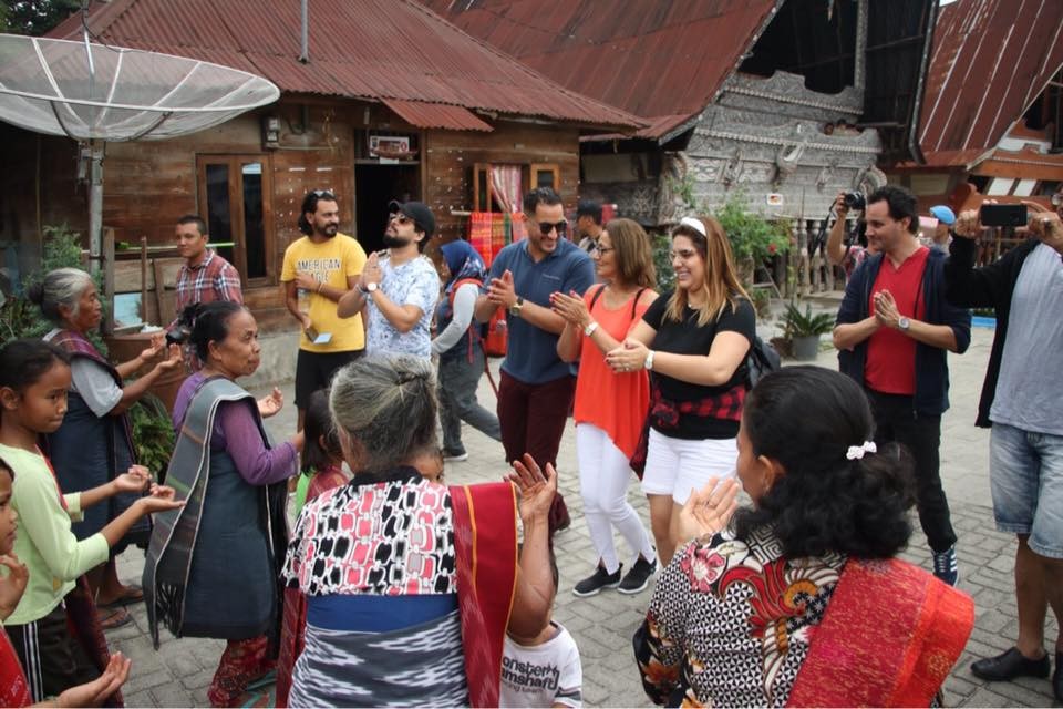 Delegasi Maroko Kagum Pembuatan Ulos,  Minati dan Borong Ulos di Samosir