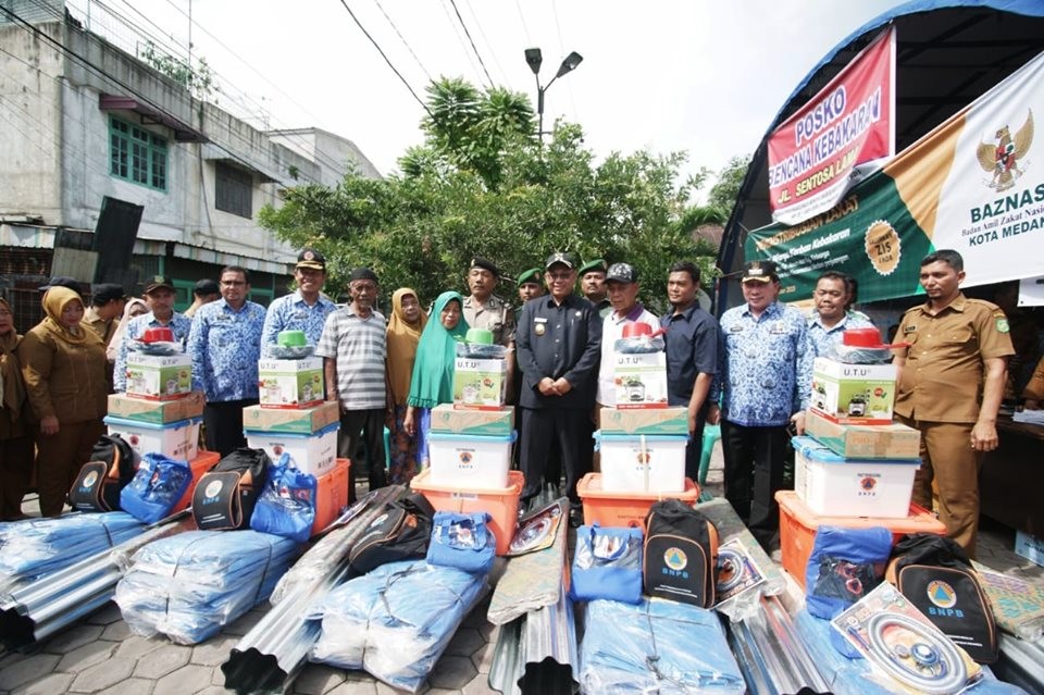 Pemko Medan Bantu Korban Kebakaran di Jalan Sentosa Lama Medan Perjuangan