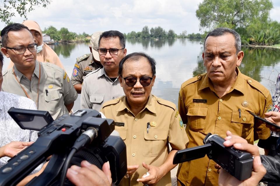Ratusan Bangkai Babi Dibersihkan dari Danau Siombak