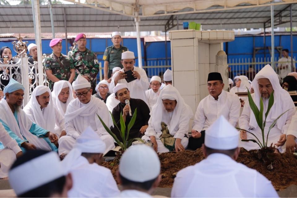 Ribuan Jemaah, Hantarkan Tuan Guru Babussalam Syekh H Hasyim Al- Syarwani ke Pemakaman