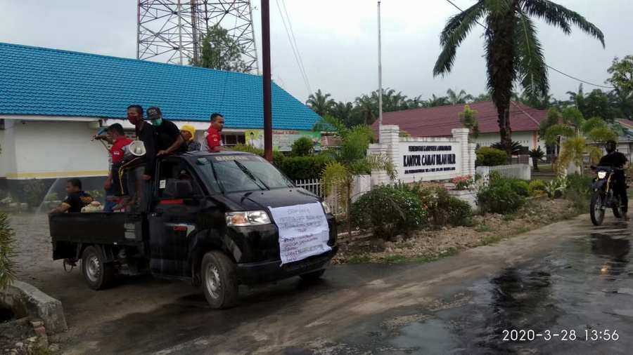 Dengan Alat Seadanya, Warga di Bilah Hilir Gotong-royong Lakukan Pencegahan Covid-19