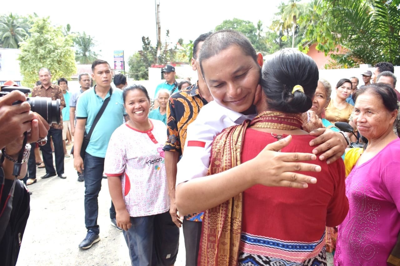 Bupati Tapteng Serahkan Tali Asih Kepada 1.050 KK Warga Kecamatan Barus Dan Andam Dewi