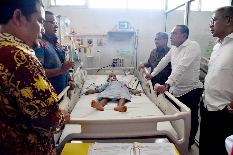 Gubernur Jenguk dan Biayai Pengobatan Korban Kecelakaan, Warga Tapteng Menangis Haru