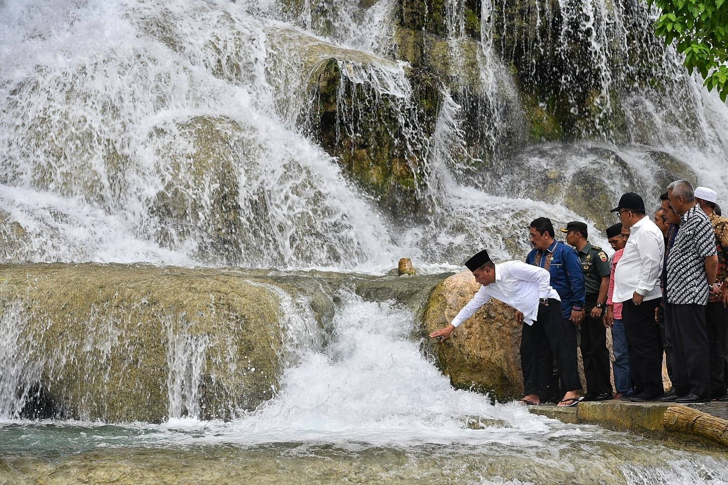 Kunjungi Aek Sijorni, Gubernur Sumut Ajak Warga Jaga Keindahannya
