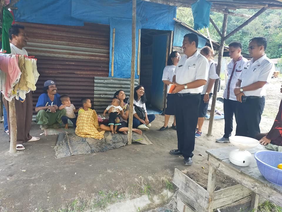 Bupati Taput Bantu Pasutri Warga Penderita Disabilitas di Tarutung