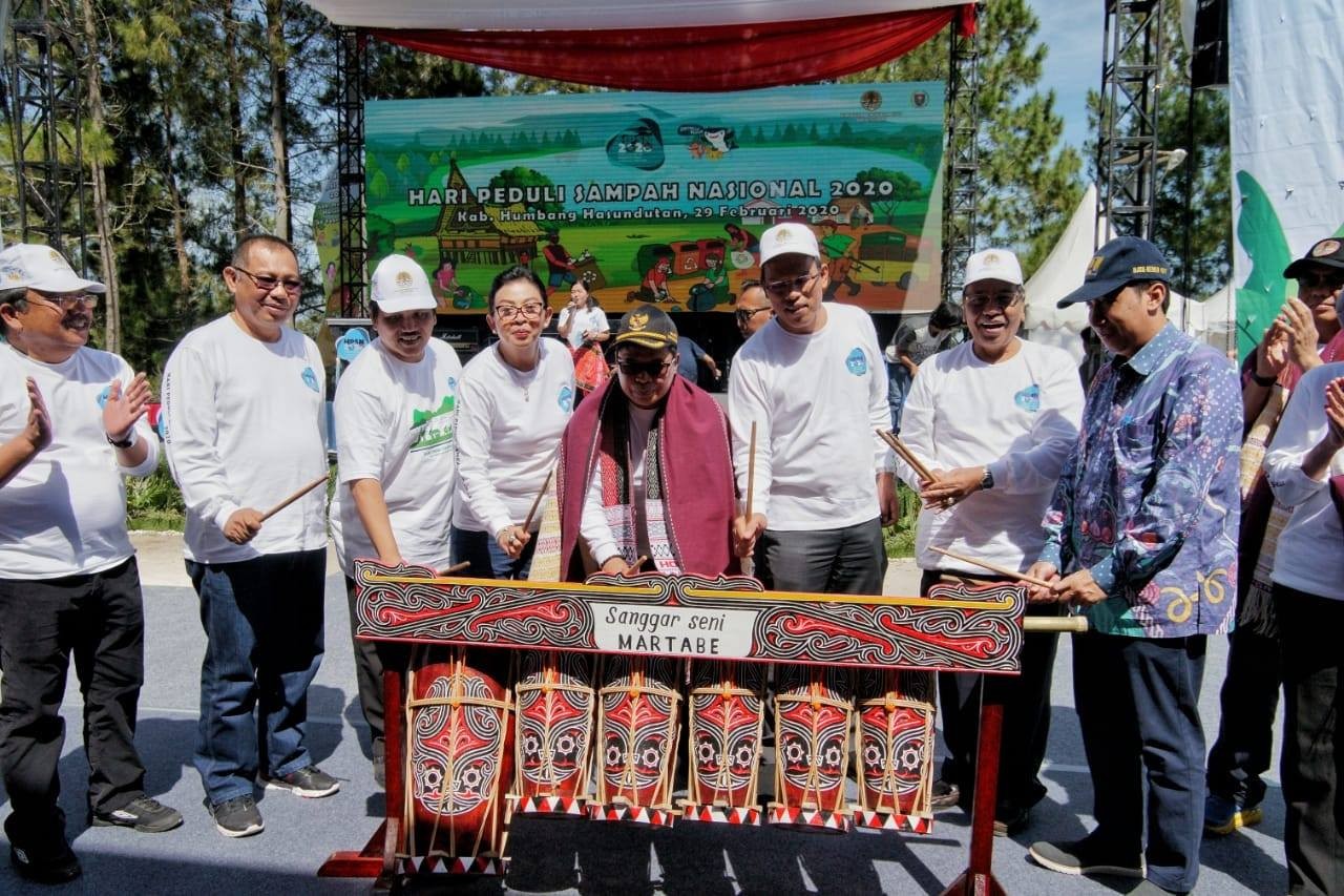 Walikota Medan Hadiri Hari Peduli Sampah di Humbang Hadundutan, Ajak Masyarakat Bikin Cantik Daerah
