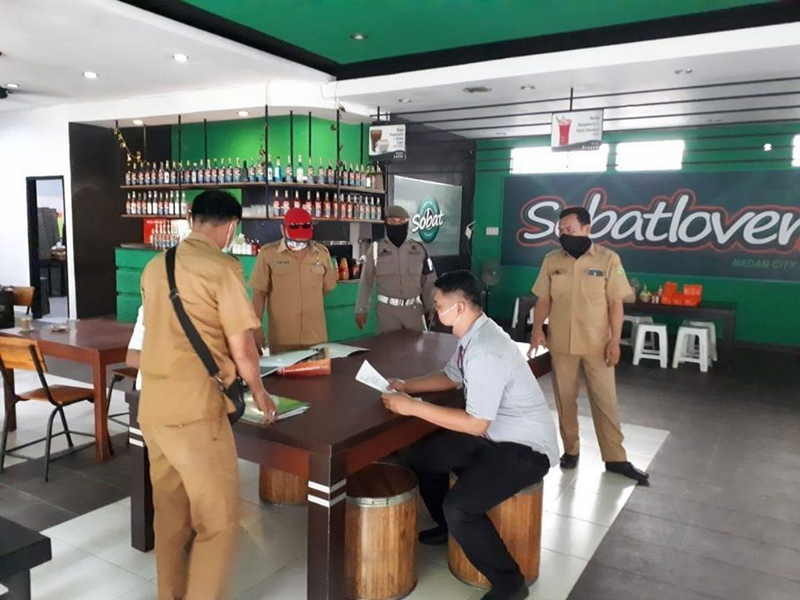 Satpol PP Medan Sisir Kerumunan Warga di Rumah Makan, PK5, Cafe, Swalayan dan Mal