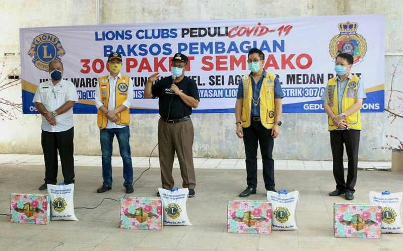 Wali Kota Medan dan Lions Club Bagikan 300 Paket Sembako di Medan Barat