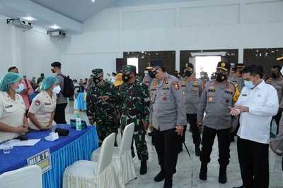 Kapolda Sumut dan Kalemdiklat Polri Tinjau Vaksinasi di Asrama Haji