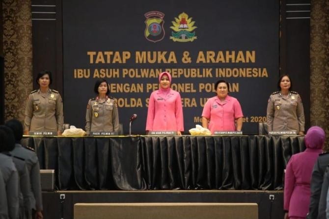 Silaturahmi Dengan Polwan, Ibu Kapolri Berikan Arahan dan Pesan di Aula Tribrata Sumut
