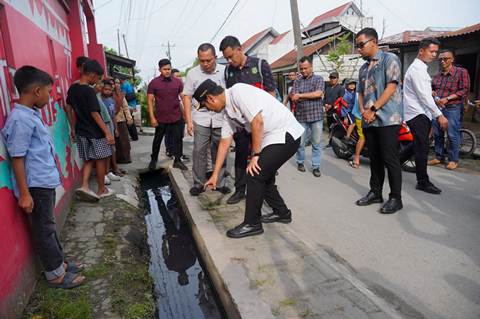 Rico Waas Instruksikan Normalisasi Drainase Demi Kenyamanan Warga dan Siswa di Mabar