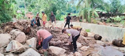 Bhabinkamtibmas Polres Sibolga Bersama Warga Bersihkan Sungai Aek Doras