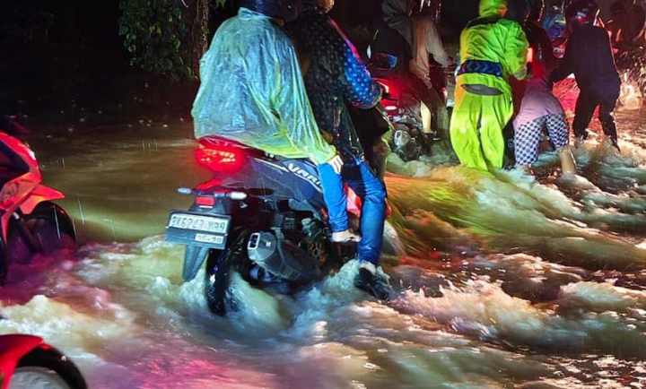 Polres Simalungun Bantu Warga Terkena Banjir di Jalan Pematang Siantar-Tebing Tinggi