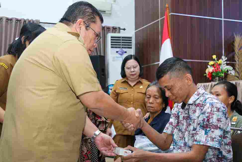 Jelang Natal, Pemko Pematangsiantar Salurkan Bantuan bagi Petugas Kebersihan dan Disabilitas