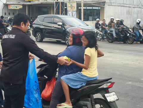 Semangat Ramadhan, Bid Humas Polda Sumut Turun ke Jalan Berbagi Takjil untuk Masyarakat