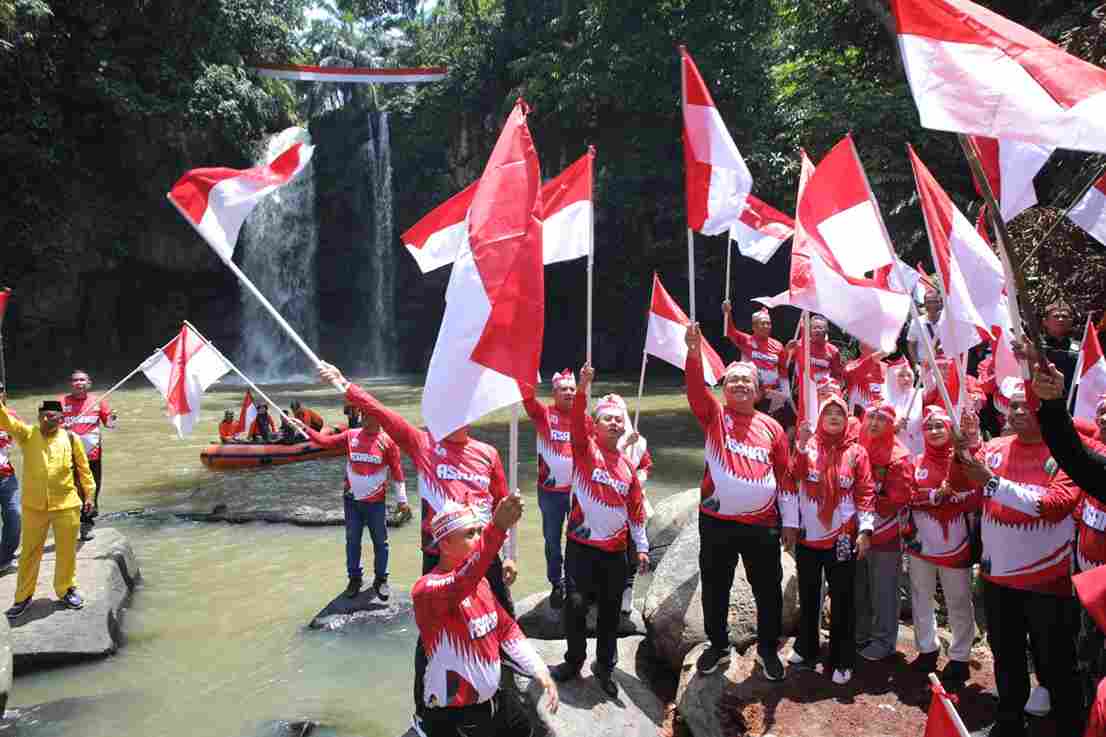 Pengibaran Bendera Merah Putih di Air Terjun Simonang-Monang Sambut HUT ke-80 RI