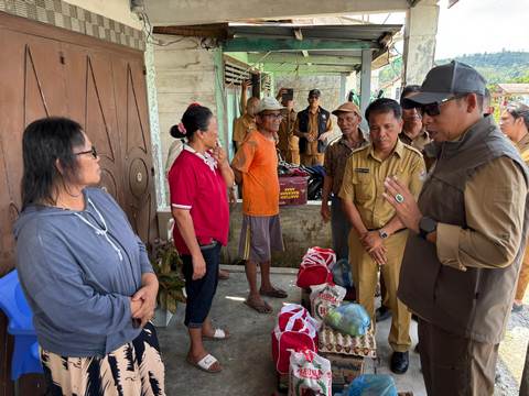 Bupati Taput Kunjungi Warga Terdampak Angin Puting Beliung di Dua Desa