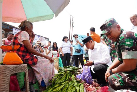 Tekan Inflasi dan Jaga Stabilitas Harga, Bupati Taput Buka Gerakan Pangan Murah di Pasar Tarutung
