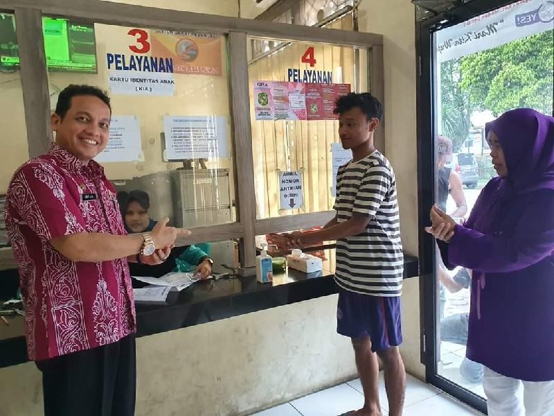 Camat Medan Deli Sediakan Hand Sanitazer Bagi Masyarakat Saat Urus Dokumen