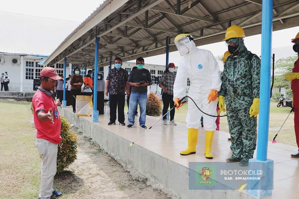 Seluruh Ruangan RSUD Perdagangan Disemprot Disinfektan