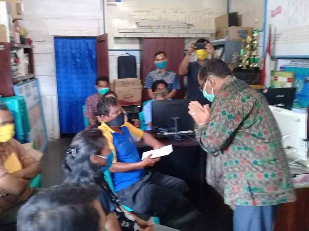 25 Korban Angin Puting Beliung Terima Bantuan Bupati Samosir