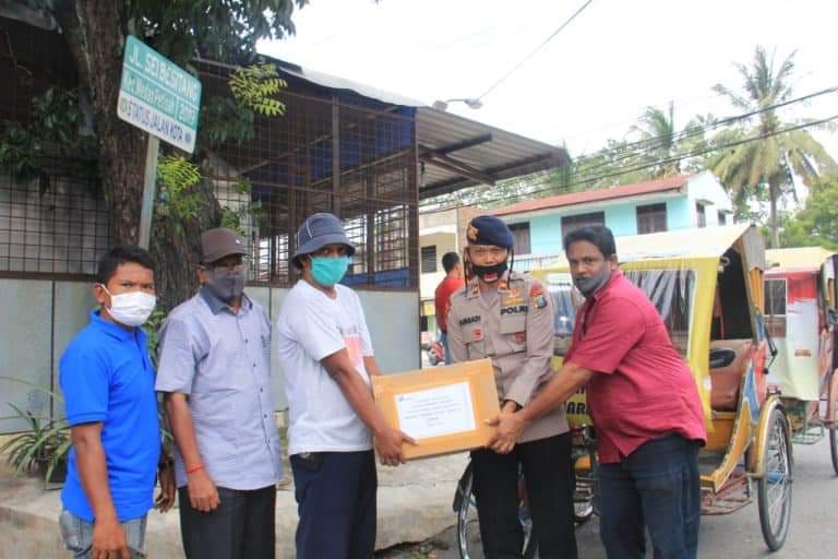 Sat Brimob Polda Sumut Berbagi dengan Abang Becak