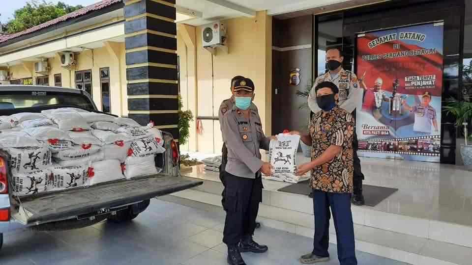 Polres Sergai Salurkan Bantuan Sembako 1 Ton Beras dan 6 Ribu Butir Telur untuk Masyarakat 