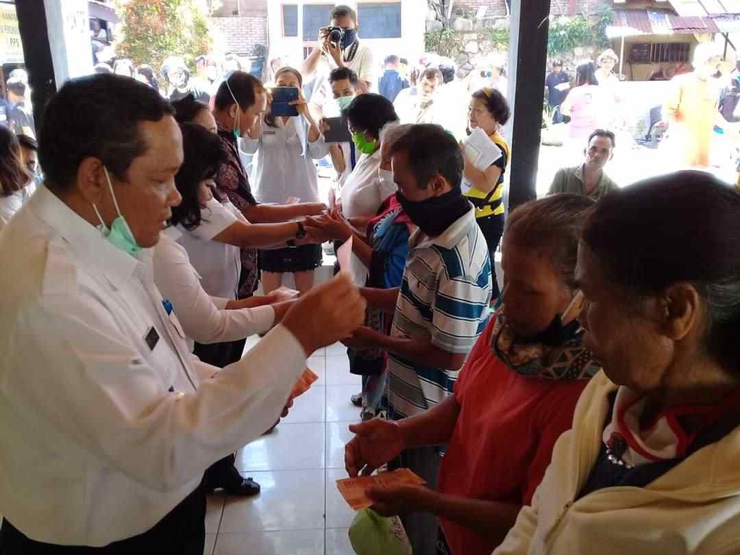 895 KK dari 6 Kelurahan se- Kabupaten Samosir Terima BLT APBD