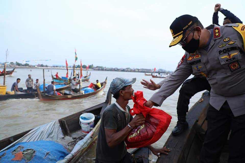 Sambut Hari Bhayangkara ke-74, Kapoldasu Bagikan 350 paket Sembako