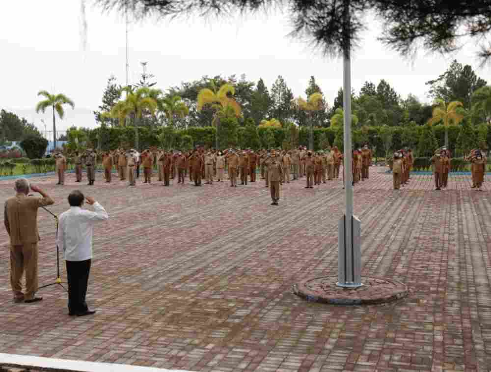 Jelang Cuti, Bupati Toba Pimpin Apel Gabungan di Halaman Kantor Bupati