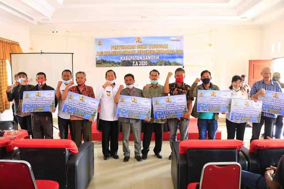 Bupati Samosir Serahkan 78 Unit Buku Tabungan Berisi Rp 35 Juta Program Fasilitasi Rumah Swadaya
