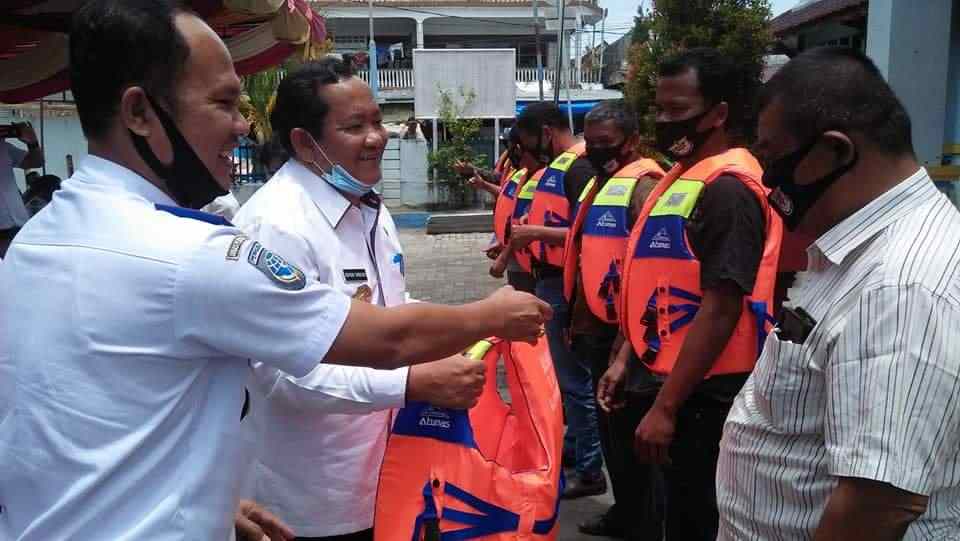 Bupati Samosir Serahkan 619 Life Jacket Kepada Pengusaha Kapal Motor